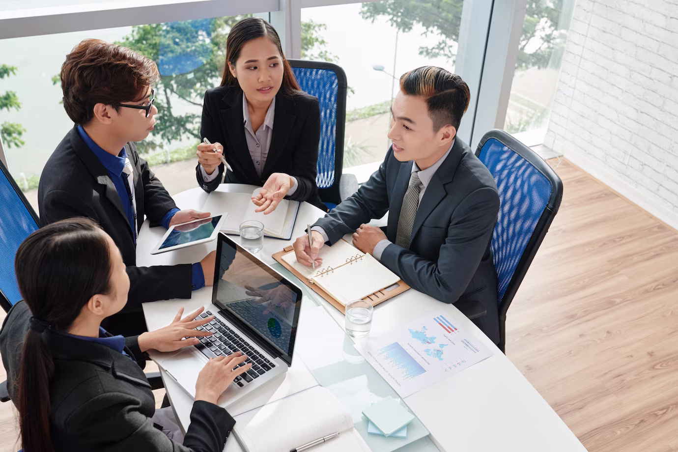 business-team-discussing-project_1098-17791 Home